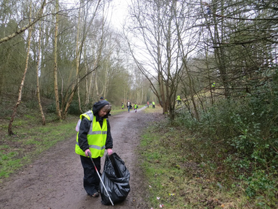 Cllr Sue Roodhouse (foreground) and Great Central Way litterpickers (28 March 2015)