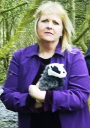 Cllr Noreen New helps promote badger vaccination